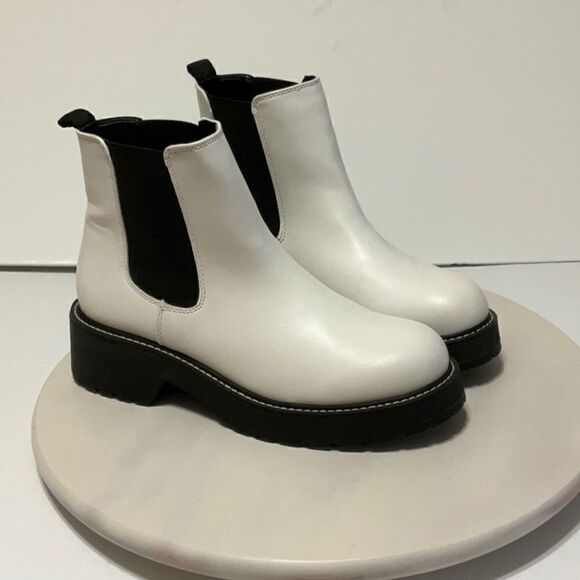 Madden Girl Cindy Lug Boots, White. 8.5. Awesome tiktokfave. Ontrend - Picture 1 of 7
